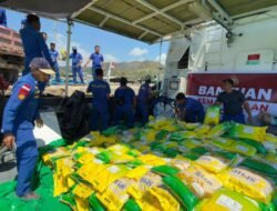 Polri Distribusikan Bantuan Logistik Kapolri untuk Korban Gempa di Pulau Flores